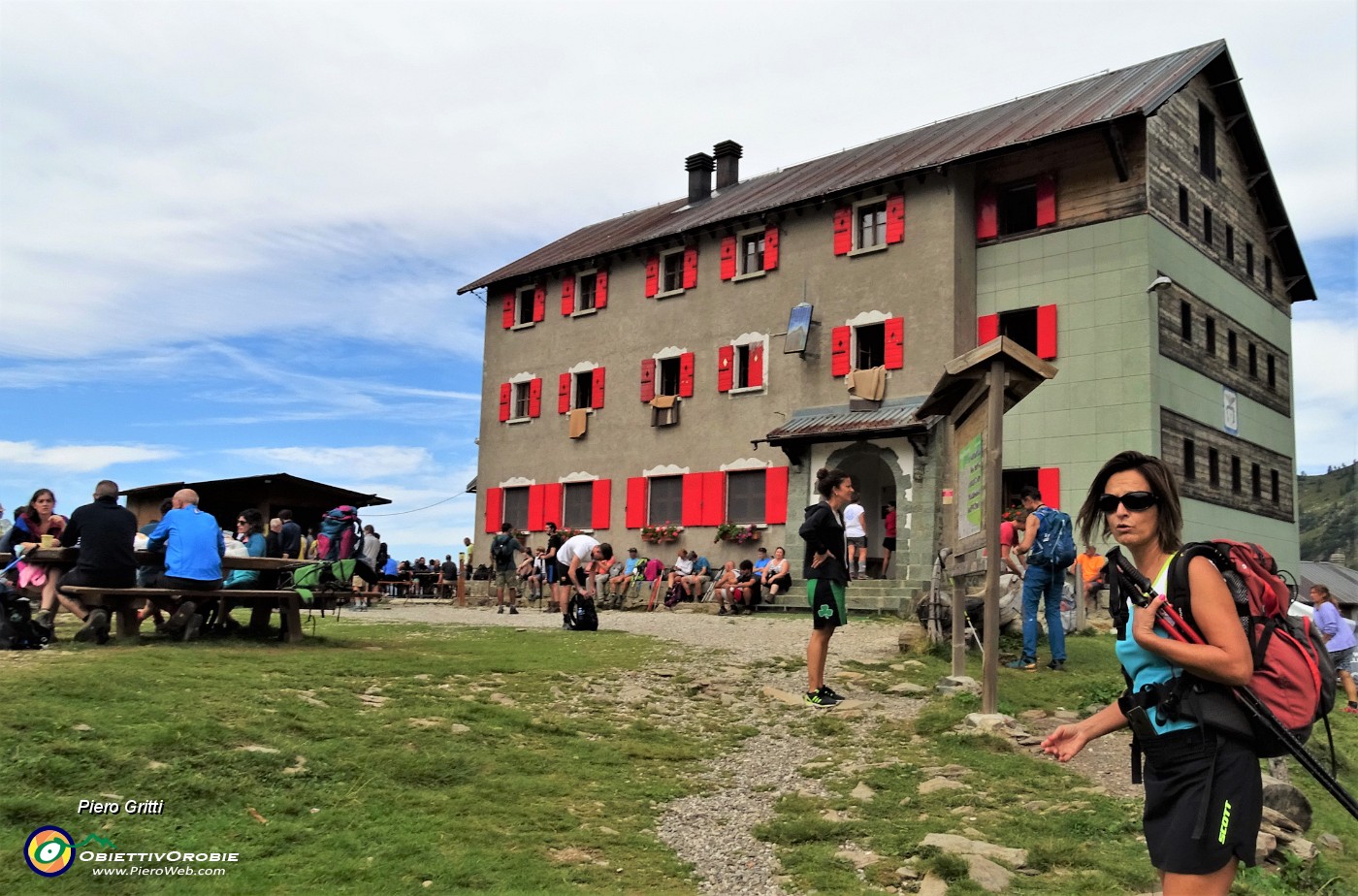 49 Molti escursionisti oggi al Rif. Laghi Gemelli (1968 m).JPG